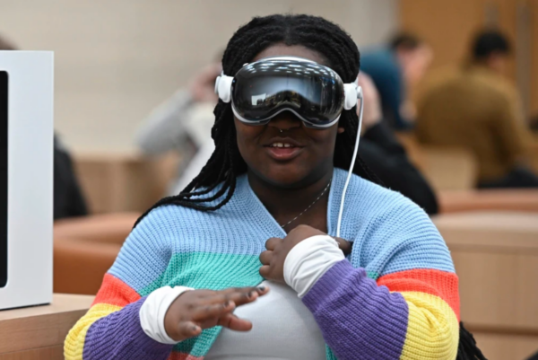 Picture of a woman wearing the Apple Vision Pro glasses.